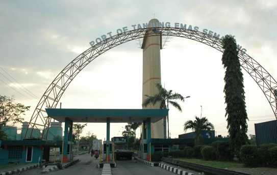 Pintu gerbang utama Pelabuhan Tanjung Emas Semarang yang menjadi pusat arus logistik ekspor industri di Jawa Tengah.