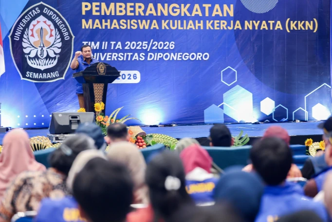 Gubernur Ahmad Luthfi berpidato di mimbar saat pemberangkatan ribuan mahasiswa KKN Undip untuk menyukseskan program Kecamatan Berdaya Jateng.
