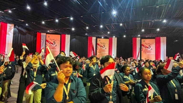 Mahasiswa UNDIP antusias mengibarkan bendera merah putih saat acara pembekalan dan pelepasan Ekspedisi Patriot 2026 sebelum diberangkatkan ke Kawasan Transmigrasi Papua.