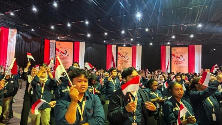 Mahasiswa UNDIP antusias mengibarkan bendera merah putih saat acara pembekalan dan pelepasan Ekspedisi Patriot 2026 sebelum diberangkatkan ke Kawasan Transmigrasi Papua.