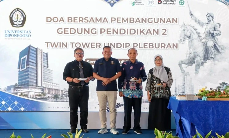 Jajaran pimpinan Universitas Diponegoro berfoto bersama dalam acara peluncuran dan doa bersama pembangunan Gedung Pendidikan 2 Twin Tower Vokasi Undip di pusat Kota Semarang.