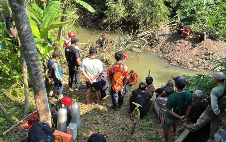 Tim SAR gabungan Banjarnegara dan warga bersiap melakukan penyelaman dalam operasi pencarian dua bocah tenggelam di aliran air keruh Irigasi Singomerto Sigaluh.