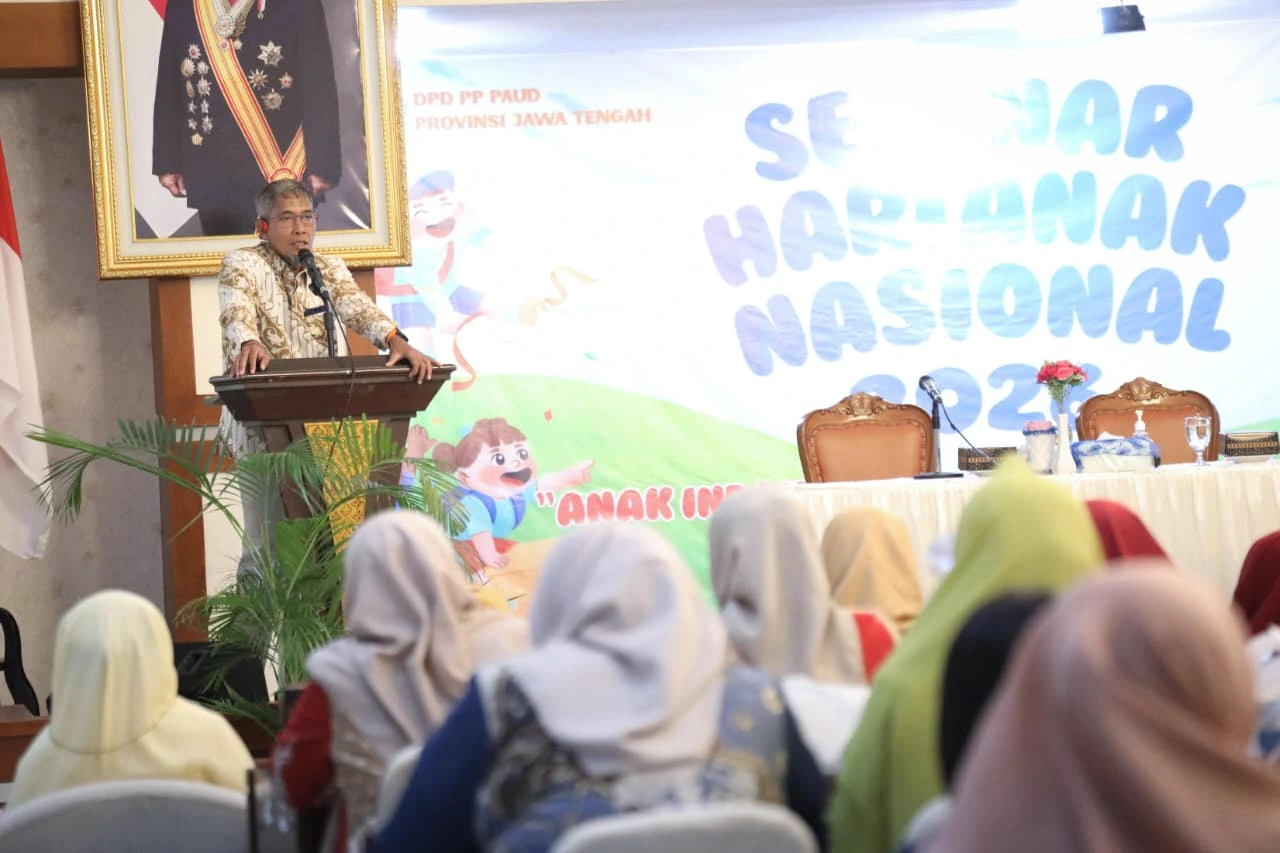Pembina DPD PP PAUD Jawa Tengah Sumarno memberikan sambutan tentang pendidikan anak usia dini dalam Seminar Hari Anak Nasional di Semarang.