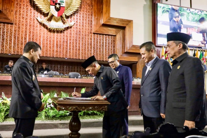 Pimpinan DPRD Jawa Tengah menandatangani dokumen persetujuan Raperda APBD Jateng 2025 disaksikan jajaran Pemprov dalam rapat paripurna untuk mendorong investasi dan lapangan kerja.
