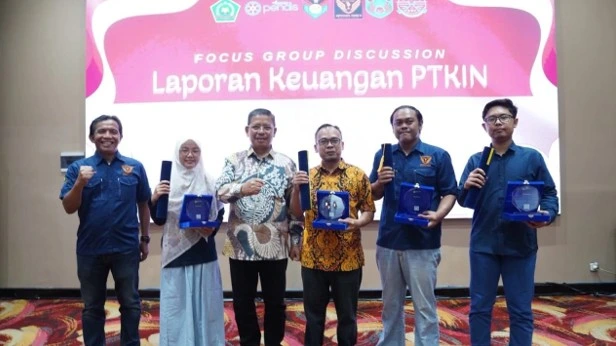 Dirjen Pendis Kemenag Amien Suyitno berfoto bersama perwakilan UIN Walisongo Semarang dan penerima penghargaan tata kelola laporan keuangan PTKIN terbaik di Bogor.