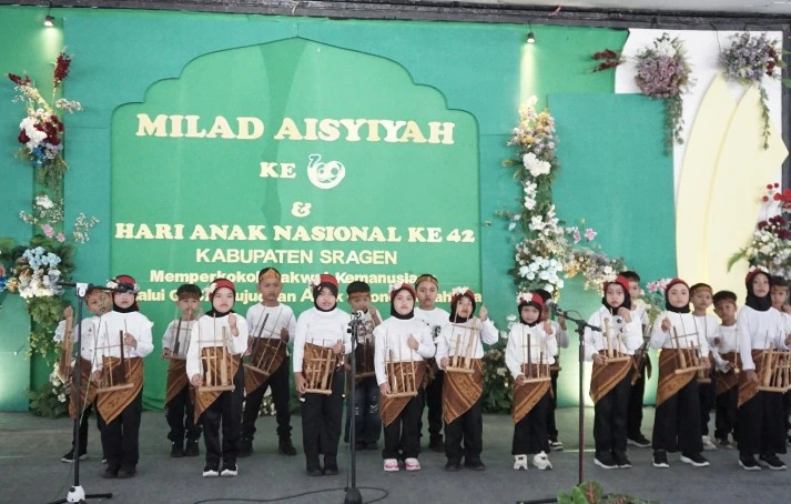 Sekelompok anak bermain alat musik tradisional angklung di atas panggung dalam perayaan Hari Anak Nasional 2026 dan Milad ke-109 Aisyiyah di Kabupaten Srage