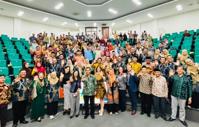 Rektor UIN Walisongo Prof Musahadi dan jajaran pimpinan kampus berfoto bersama delegasi asesor ACQUIN Jerman usai penutupan visitasi akreditasi internasional di Ruang Teater Rektorat Semarang.