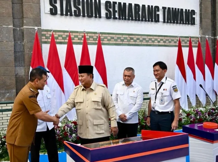 Presiden Prabowo Subianto bersalaman dalam peresmian revitalisasi Stasiun Tawang Semarang, Jawa Tengah, sebagai cagar budaya yang kini modern dan tangguh atasi banjir rob.