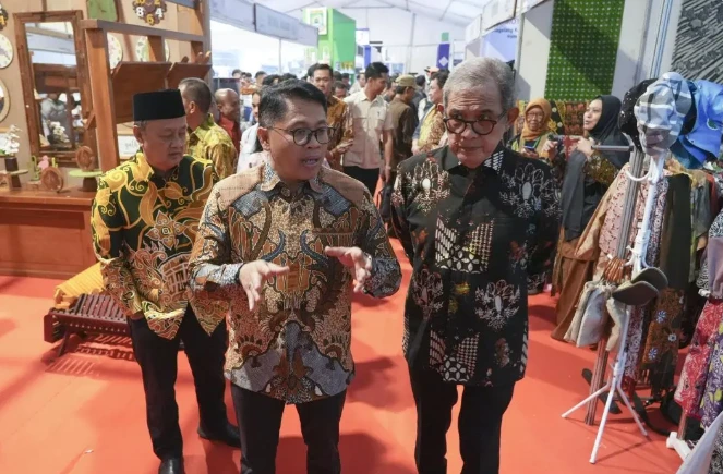 Wali Kota Magelang beserta jajaran pejabat meninjau stan produk UMKM seperti kerajinan kayu dan batik dalam pameran Magelang Fair 2026 untuk mendorong pertumbuhan ekonomi daerah.