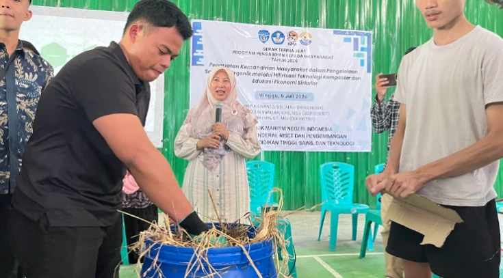 Seorang pemuda mempraktikkan cara membuat kompos tidak bau dengan memasukkan jerami kering ke dalam tong komposter biru, didampingi pakar agroekologi UIN Walisongo.