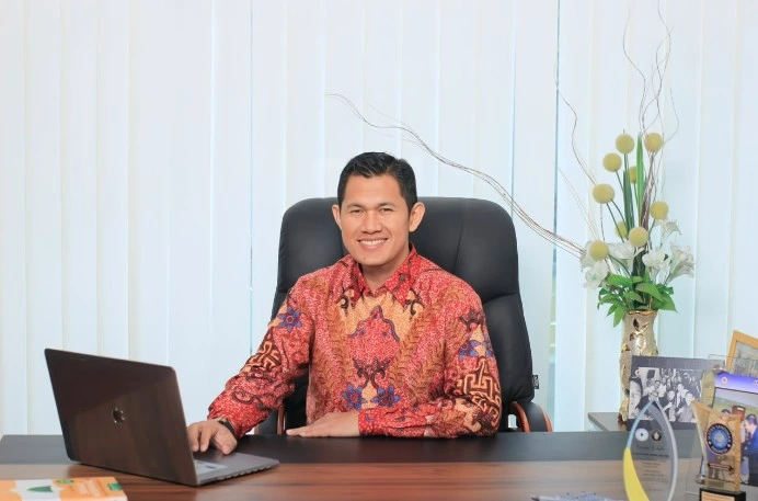 Potret Chairman CISSREC Dr. Pratama Persadha saat berada di ruang kerjanya. Pakar keamanan siber ini memberikan edukasi dan peringatan keras kepada publik terkait ancaman kejahatan penipuan deepfake AI yang menyasar rekening nasabah perbankan.
