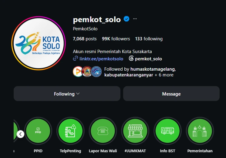 Tangkapan layar profil akun resmi Pemerintah Kota Surakarta @pemkot_solo yang terverifikasi (centang biru), sebagai perwakilan dalam daftar akun Instagram Pemda se-Jateng, menampilkan menu sorotan layanan publik dan kanal aduan.