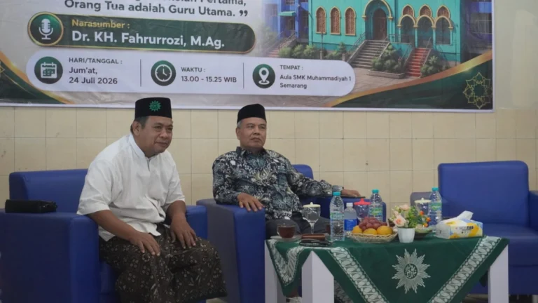 Kepsek SMK 1 Muhammadiyah an narasumber dalam kegiatan Smart Parenting membahas pentingnya peran orang tua dalam pendidikan di Aula SMK Muhammadiyah 1 Semarang.