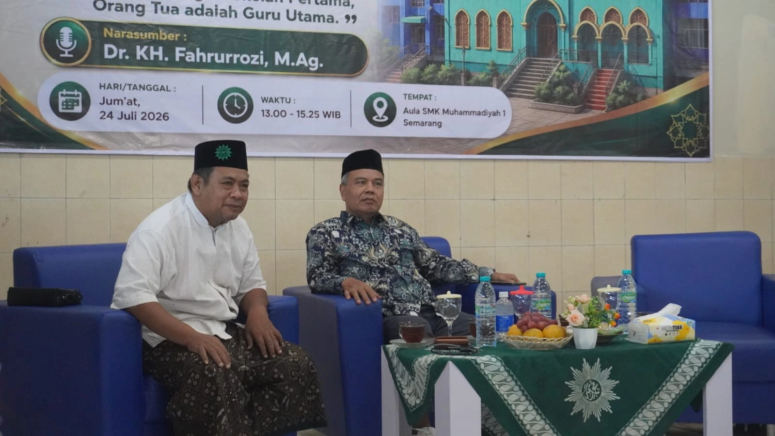 Kepsek SMK 1 Muhammadiyah an narasumber dalam kegiatan Smart Parenting membahas pentingnya peran orang tua dalam pendidikan di Aula SMK Muhammadiyah 1 Semarang.