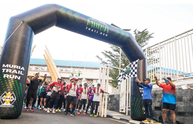 Peserta memulai lari melintasi gapura start pada acara promosi Road to Muria Trail Run 2026 di Stadion Jatidiri Semarang.