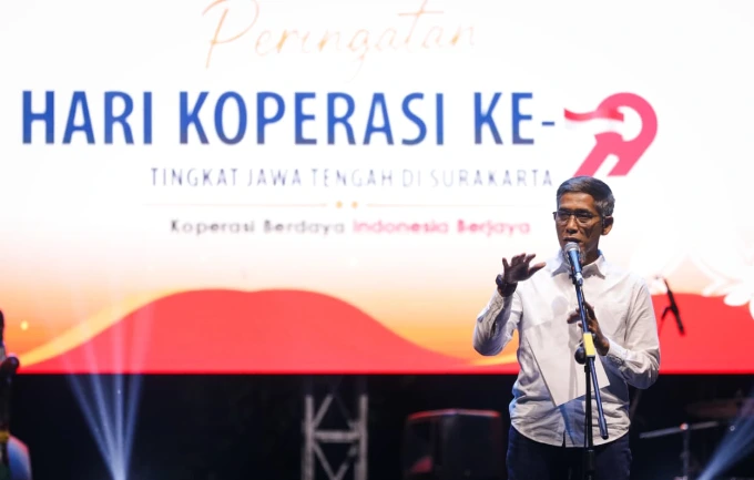 Sekda Jateng Sumarno memberikan sambutan pada Peringatan Hari Koperasi ke-79 tingkat Provinsi Jawa Tengah di Surakarta, mendorong pengembangan Koperasi Merah Putih.