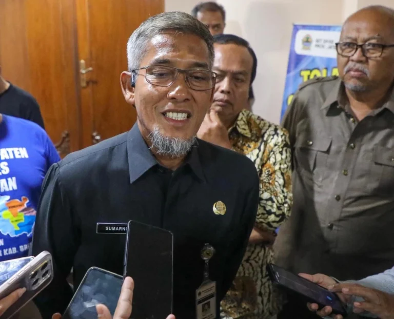 Sekda Jateng Sumarno memberikan keterangan pers kepada wartawan terkait penunjukan Nurkholes sebagai Plt Bupati Pemalang menggantikan Anom Widiyantoro.