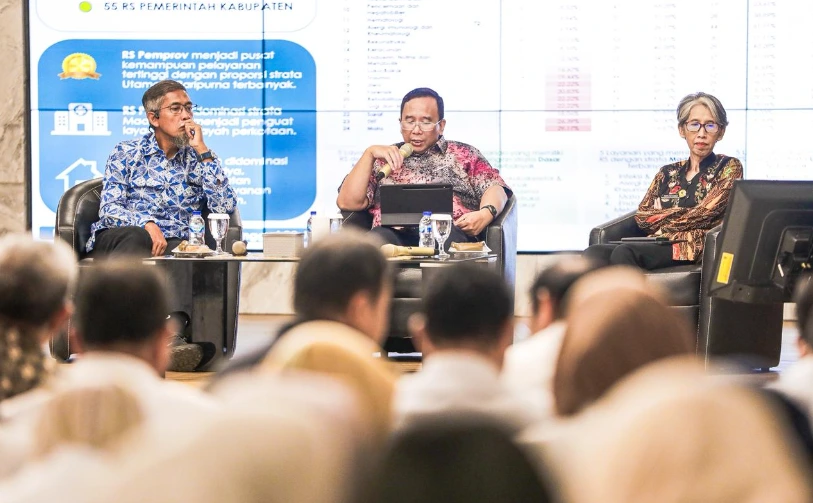 Sekda Jateng Sumarno memegang mikrofon saat memaparkan aturan baru sistem rujukan pasien dan tata kelola rumah sakit di hadapan para tenaga medis di RSUD Dr Moewardi Surakarta.