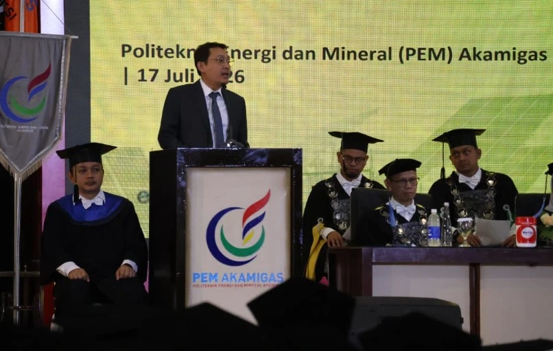 Suasana penyampaian pidato di mimbar utama dalam perhelatan Sidang Senat Terbuka Wisuda ke-55 PEM Akamigas. Momen penting pengukuhan ratusan lulusan Akamigas Cepu yang langsung terserap ke dalam industri migas nasional.
