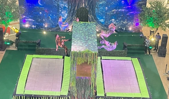 Empat seniman akrobatik sirkus Amerika Selatan melakukan aksi lompatan udara ekstrem di atas trampolin dalam pertunjukan Trampwall Show untuk memeriahkan liburan sekolah di Atrium The Park Semarang.