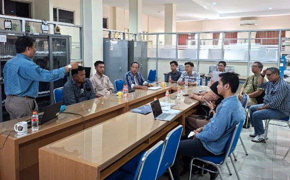 Suasana rapat persiapan kegiatan sidang presentasi mahasiswa S2 MPWK Unissula untuk membedah solusi tata ruang Kota Semarang.