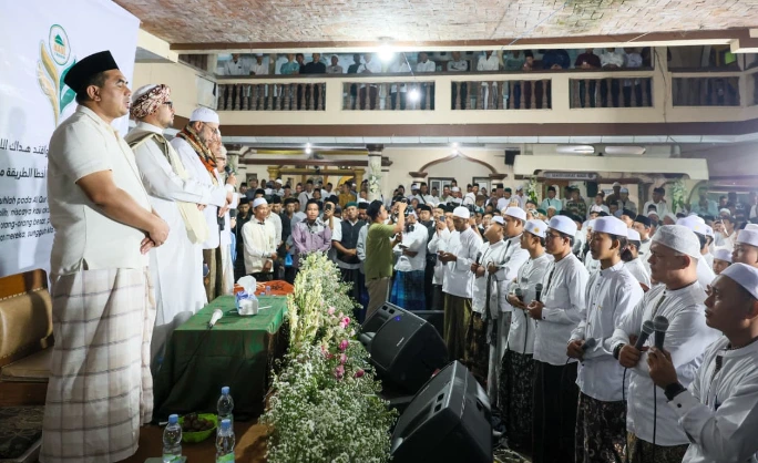 Wakil Gubernur Jateng Taj Yasin Maimoen bersama para ulama memimpin doa di hadapan jamaah berbagai daerah dalam peringatan Haul Akbar Kyai Munawar Kholil di Ponpes Al Marom, Menduran, wujud nyata pesantren penggerak ekonomi.