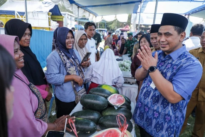 Wakil Gubernur Jateng Taj Yasin Maimoen tersenyum menyapa ibu-ibu pelaku UMKM di stan semangka pada Festival Pangan Desa Ayamputih, Kabupaten Kebumen, yang warganya sukses mandiri berkat bantuan modal usaha.