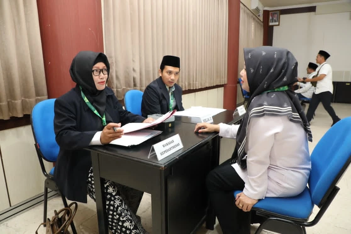 Calon penerima Beasiswa Santri Pemprov Jateng 2026 sedang mengikuti tes wawancara materi Wawasan Kepesantrenan di hadapan dua orang penguji.
