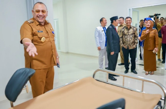 Pejabat daerah dengan seragam dinas tersenyum saat meninjau fasilitas ranjang medis dalam acara peresmian Rumah Sakit Harapan Sehat Tegal di Pantura Barat.