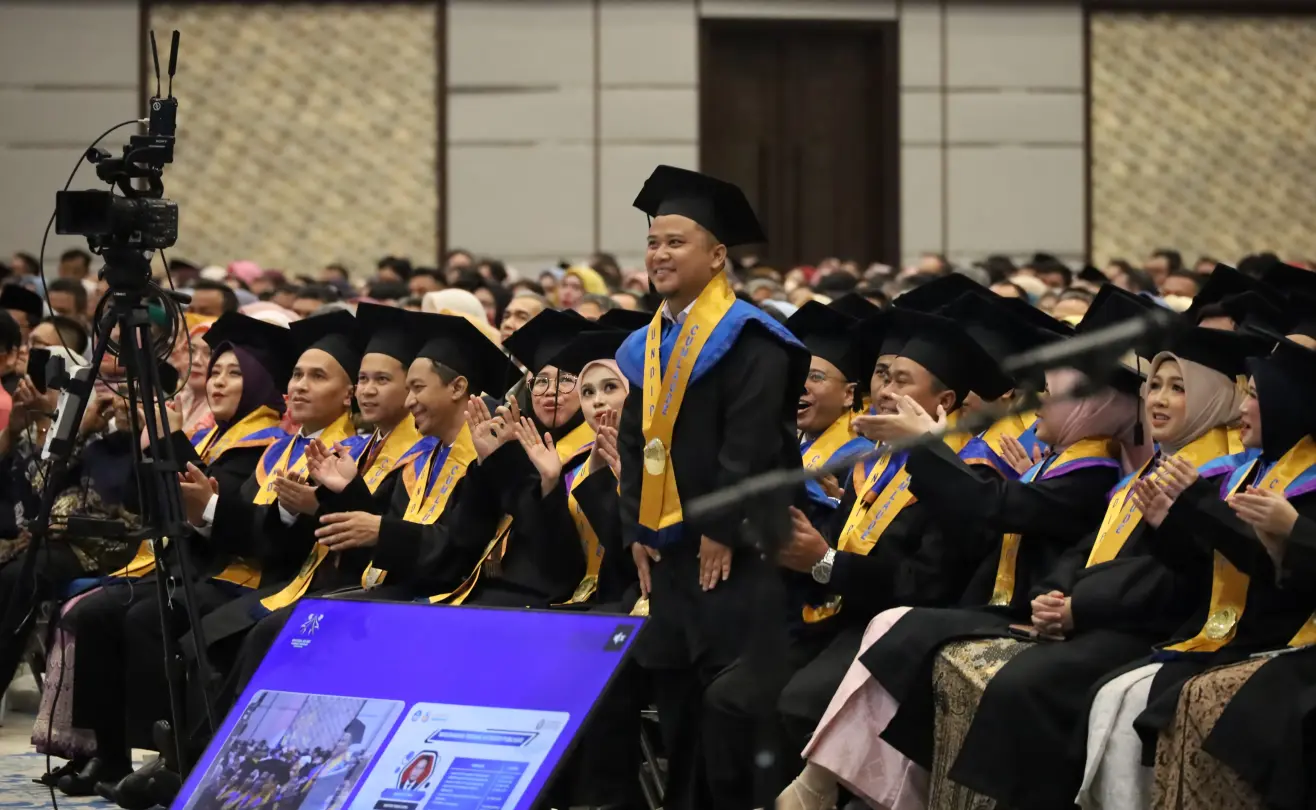 Dr Dani Puji Utomo, wisudawan Doktor Teknik Kimia berdiri dan mendapat tepuk tangan meriah pada prosesi Wisuda UNDIP 2026 atas prestasinya menembus 10 jurnal Scopus dari satu disertasi.