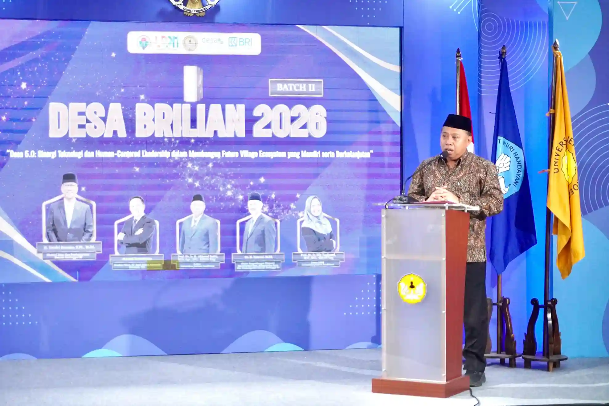 Potret Rektor Unsoed Prof Akhmad Sodiq saat berpidato di mimbar. Ia terjaring OTT KPK di Purwokerto terkait dugaan suap penerimaan mahasiswa baru.