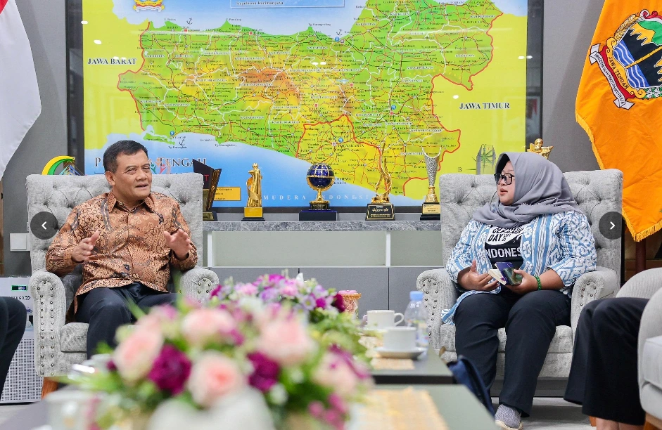 Gubernur Jawa Tengah Ahmad Luthfi berdiskusi dengan Leader World Cleanup Day Jateng Septiany Punti Dewi membahas revolusi pengelolaan sampah mandiri.