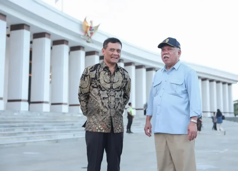 Gubernur Jawa Tengah Ahmad Luthfi mengenakan kemeja batik berbincang akrab dengan Kepala Otorita IKN Basuki Hadimuljono berlatar bangunan Istana Negara IKN terkait peluang investasi dan pembangunan IKN.