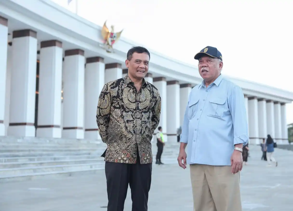Gubernur Jawa Tengah Ahmad Luthfi mengenakan kemeja batik berbincang akrab dengan Kepala Otorita IKN Basuki Hadimuljono berlatar bangunan Istana Negara IKN terkait peluang investasi dan pembangunan IKN.