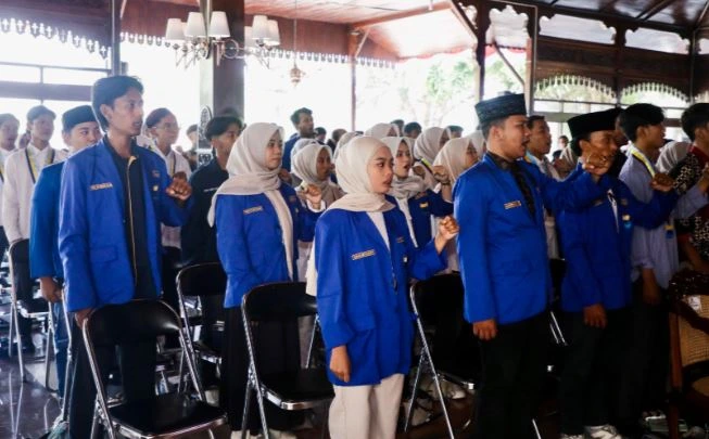 Ratusan kader PMII Kudus mengepalkan tangan saat menyanyikan lagu pergerakan dalam pembukaan Konfercab XXXII di Pendopo Kabupaten Kudus, acara yang turut dihadiri Gubernur Jateng Ahmad Luthfi.