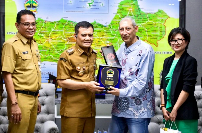 Gubernur Jawa Tengah Ahmad Luthfi menyerahkan cenderamata kepada perwakilan investor Amerika Serikat usai menyepakati proyek pengolahan sampah Soloraya.