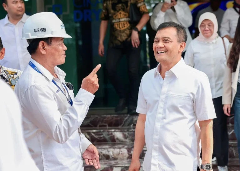 Gubernur Jawa Tengah Ahmad Luthfi tersenyum saat berbincang dengan petugas lapangan Subandi dalam kunjungan kerja di Cikarang Dry Port untuk persiapan pembangunan Dry Port Jateng.