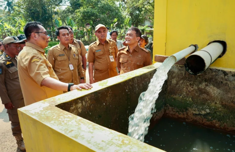 Gubernur Jawa Tengah Ahmad Luthfi meninjau aliran air deras dari instalasi pompa air tenaga surya di Desa Tengengwetan, Kabupaten Pekalongan.