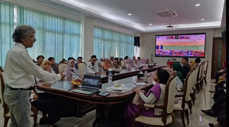 Prof. Sadhan Kumar Ghosh memaparkan materi tentang ancaman mikroplastik dan ekonomi sirkular kepada dosen serta mahasiswa dalam forum akademis di UIN Walisongo Semarang.
