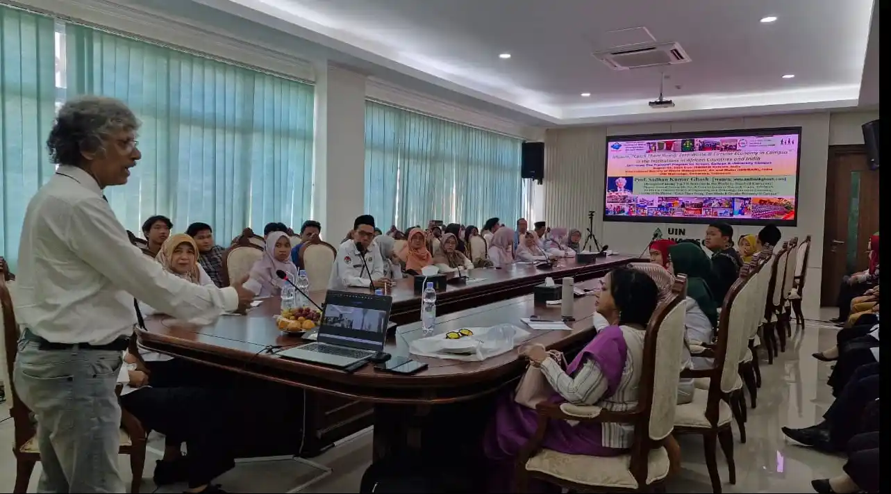 Prof. Sadhan Kumar Ghosh memaparkan materi tentang ancaman mikroplastik dan ekonomi sirkular kepada dosen serta mahasiswa dalam forum akademis di UIN Walisongo Semarang.
