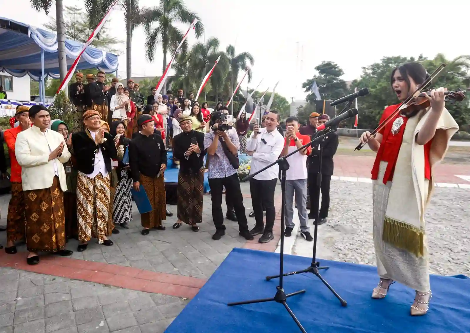 Antea Putri Turk memainkan biola bawakan lagu WR Soepratman di hadapan para pejabat pada peringatan Hari Jadi Jateng ke-81 di Boyolali.
