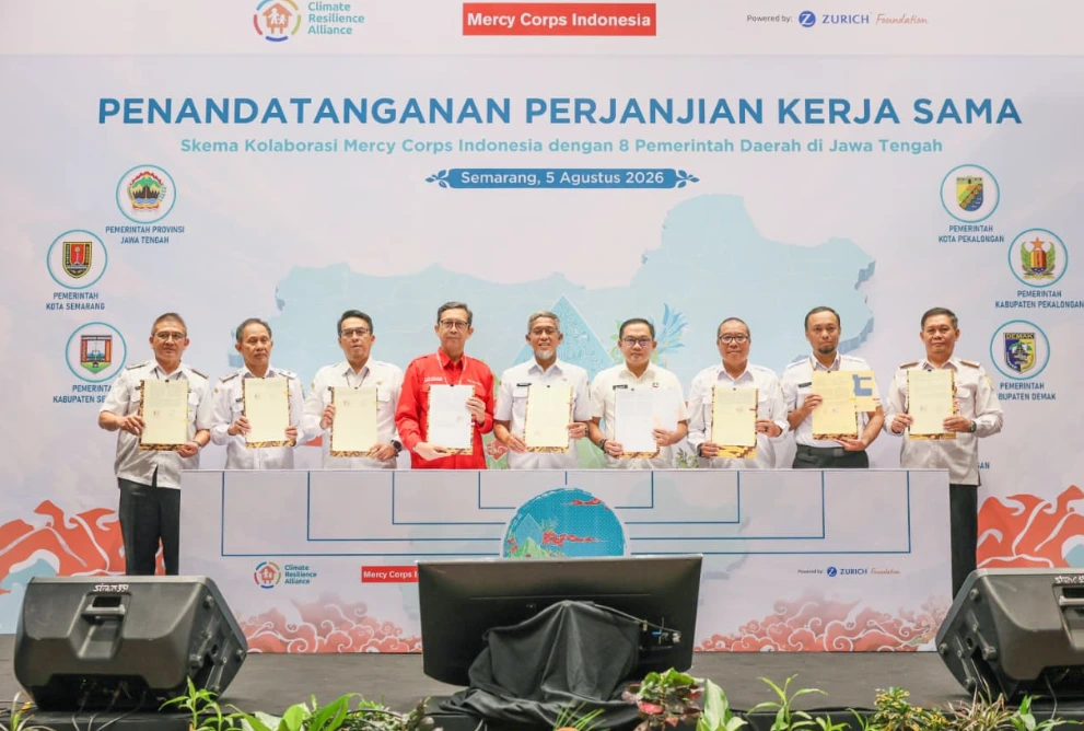 Penandatanganan perjanjian kerja sama penanganan banjir Jawa Tengah dan penguatan ketahanan iklim Jateng oleh Pemprov Jateng, 8 kepala daerah, dan perwakilan Mercy Corps Indonesia di Semarang.