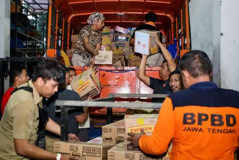 Petugas BPBD Jawa Tengah memuat tumpukan kardus berisi pangan esensial ke dalam truk pengangkut untuk pengiriman bantuan Jateng untuk NTT.