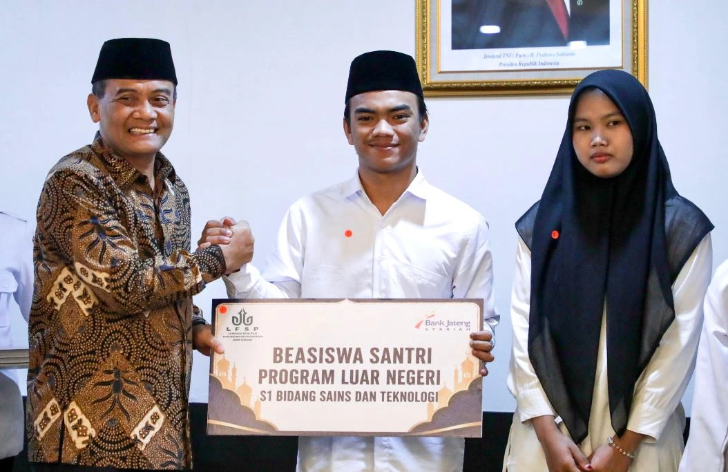 Gubernur Jawa Tengah Ahmad Luthfi menyerahkan plakat simbolis Beasiswa Santri Jateng Program Luar Negeri jenjang S1 Bidang Sains dan Teknologi kepada perwakilan santri putra dan putri dalam acara pelepasan program Pesantren Obah di Semarang.