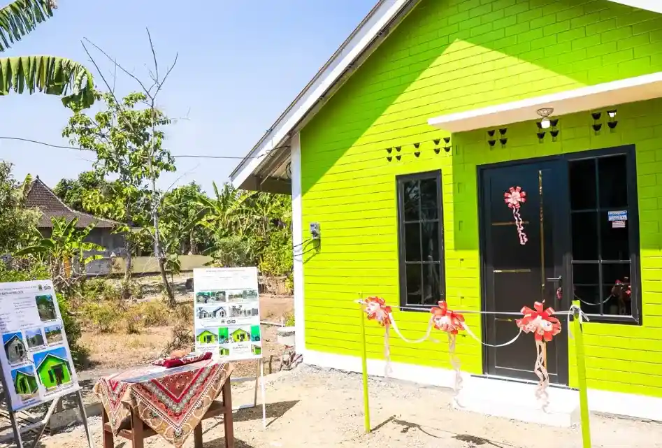 Rumah bantuan Pemprov Jateng berwarna hijau hasil inovasi bata interlock Semen Indonesia sebagai solusi biaya bangun rumah murah di Wonogiri.
