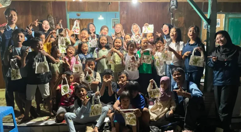 Anak-anak Teman Belajar Desa Tlompakan memamerkan karya kerajinan bahan alam setelah mempraktikkan cara membuat ecoprint teknik pounding bersama mahasiswa KKN UIN Walisongo.