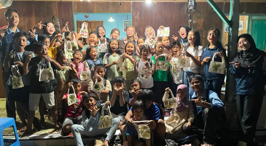 Anak-anak Teman Belajar Desa Tlompakan memamerkan karya kerajinan bahan alam setelah mempraktikkan cara membuat ecoprint teknik pounding bersama mahasiswa KKN UIN Walisongo.