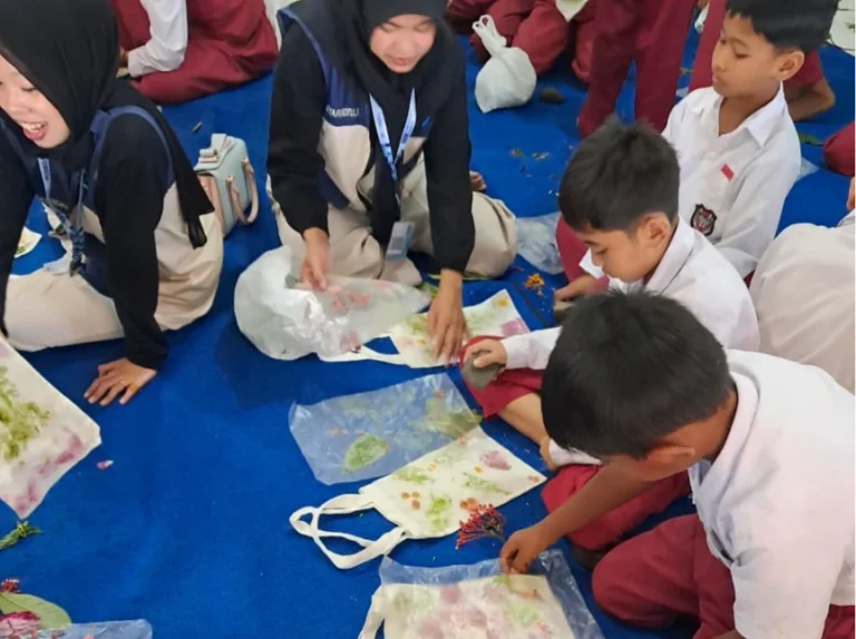 Siswa SD 2 Gantang Magelang mempraktikkan cara mudah membuat ecoprint teknik pukul menggunakan daun segar, plastik transparan, dan batu halus pada kain tote bag.