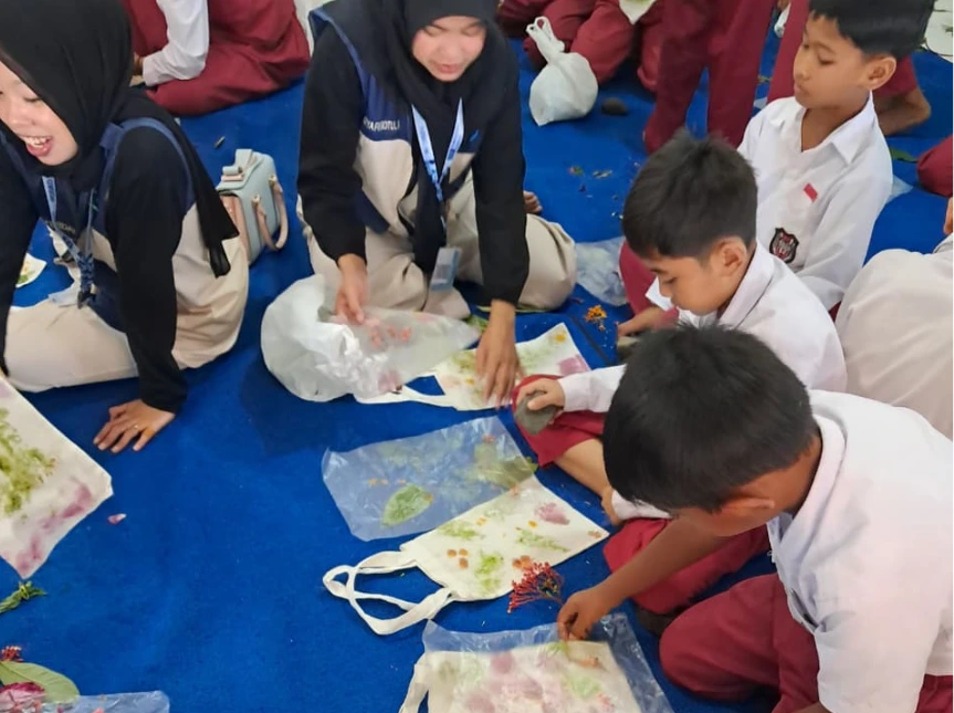 Siswa SD 2 Gantang Magelang mempraktikkan cara mudah membuat ecoprint teknik pukul menggunakan daun segar, plastik transparan, dan batu halus pada kain tote bag.