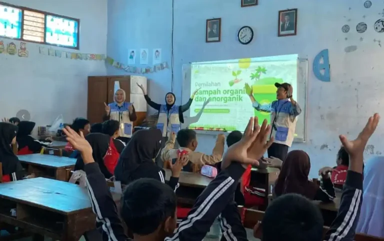 Mahasiswa KKN UIN Walisongo memandu siswa SD Soronalan 01 mempraktikkan cara memilah sampah organik dan anorganik dalam kegiatan edukasi lingkungan anak yang interaktif.